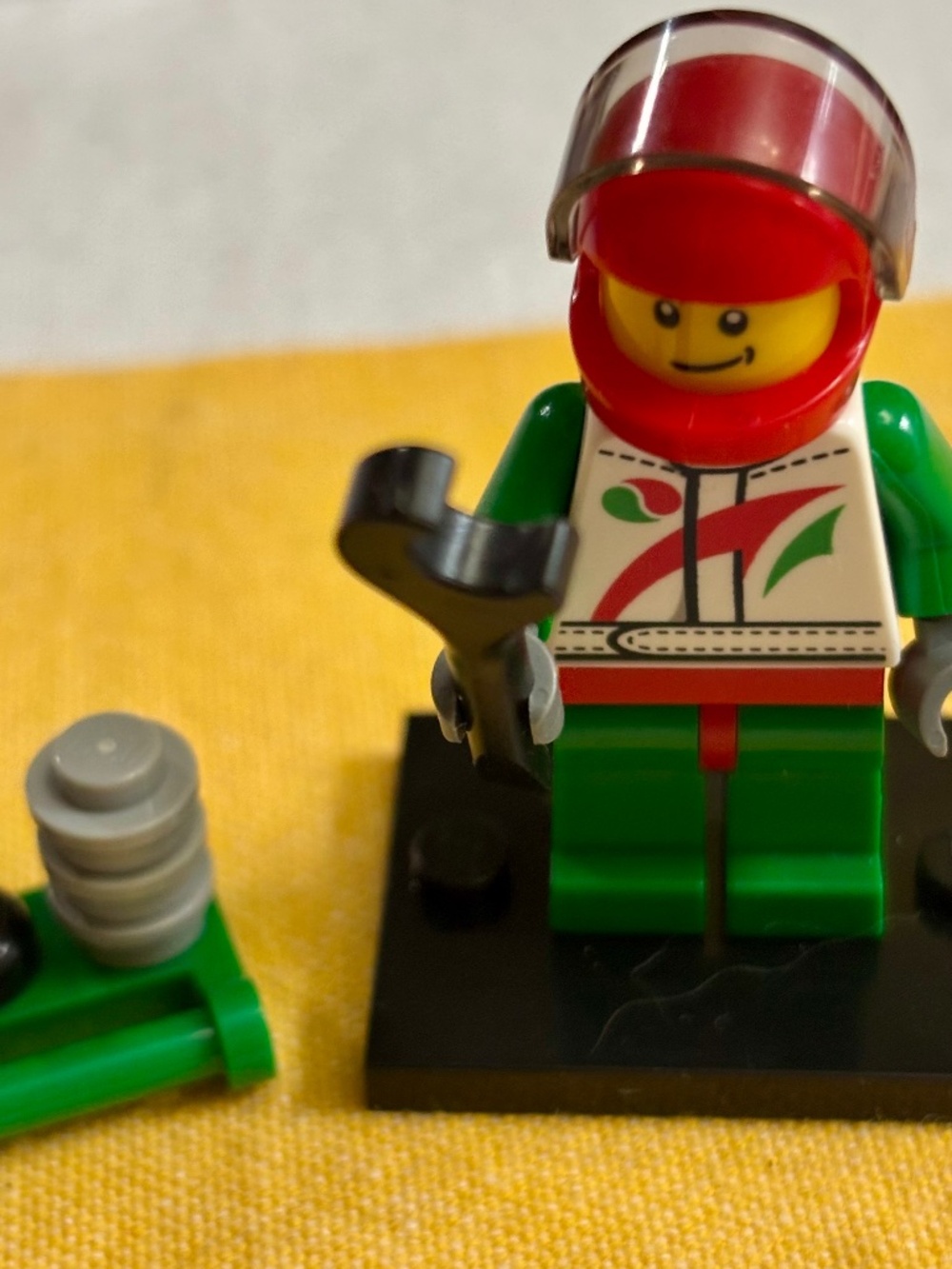 LEGO CITY "Race Car Driver" cty0435 White Racing Suit with Octan Logo LIKE NEW!